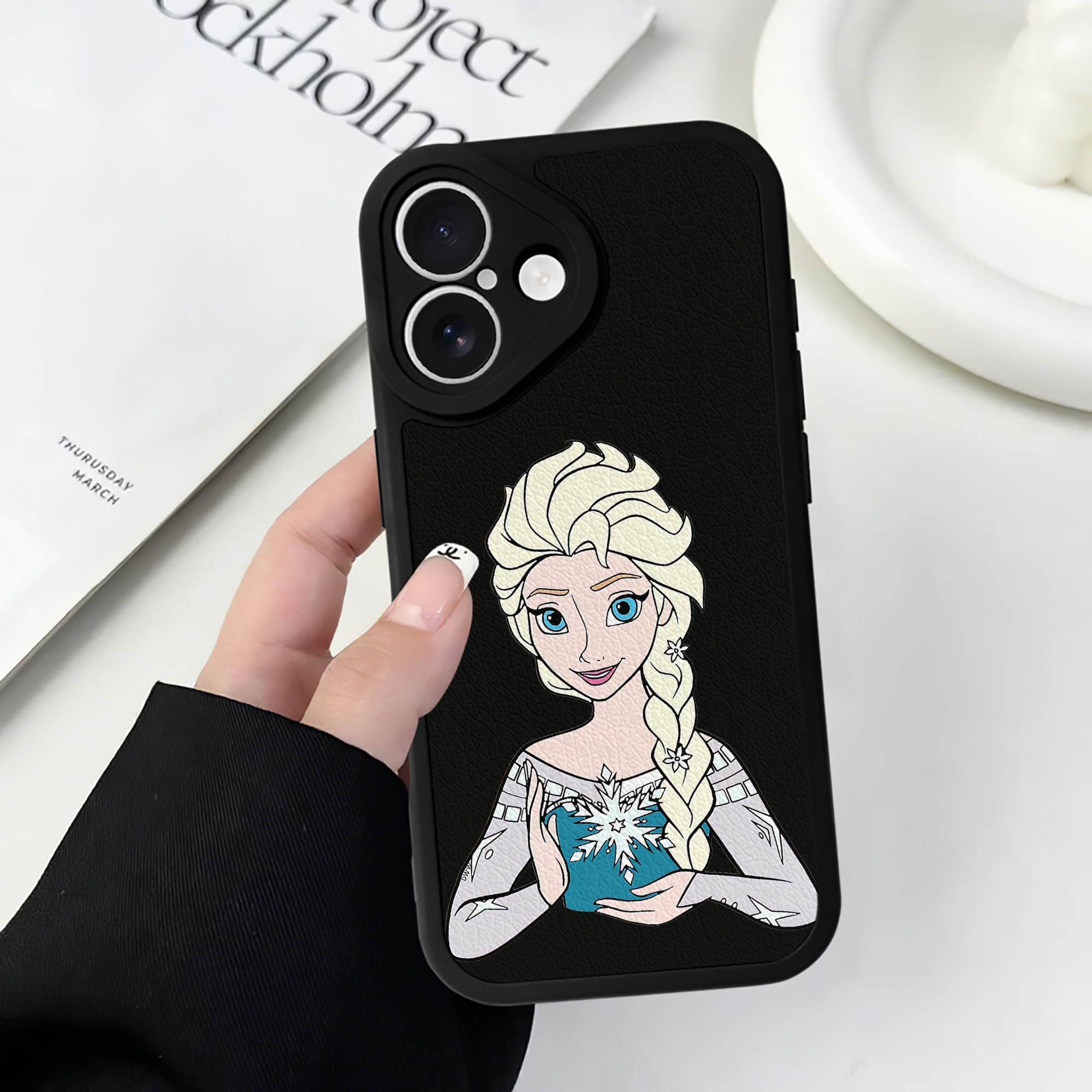（画像用） アナと雪の女王 アンナ エルサ Frozen Anna Elsa 【iPhone 16シリーズ対応】シリコンスマホケース（レザー調） 材質：シリコン